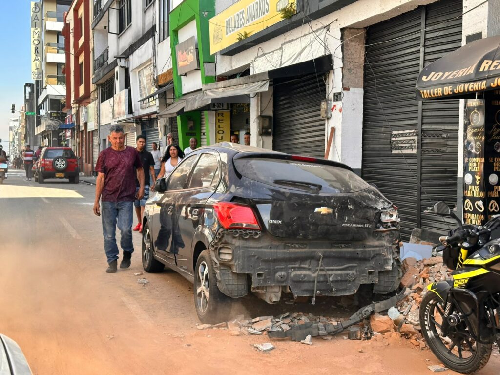 Calle comercial del centro de Pereira con daños menores en fachadas tras el sismo