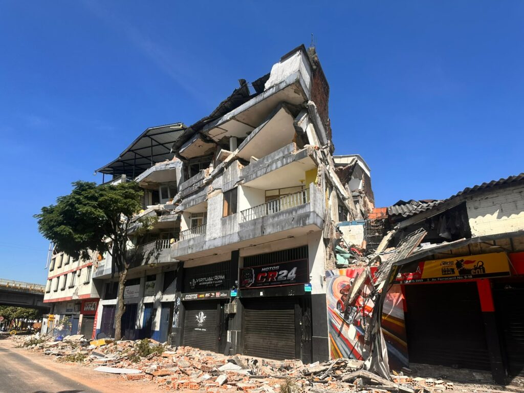 Edificio del centro de Pereira con colapso estructural tras el sismo del 10 de agosto de 2026